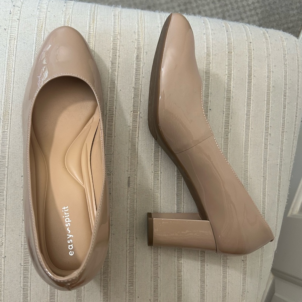 Easy Spirit glossy nude pumps